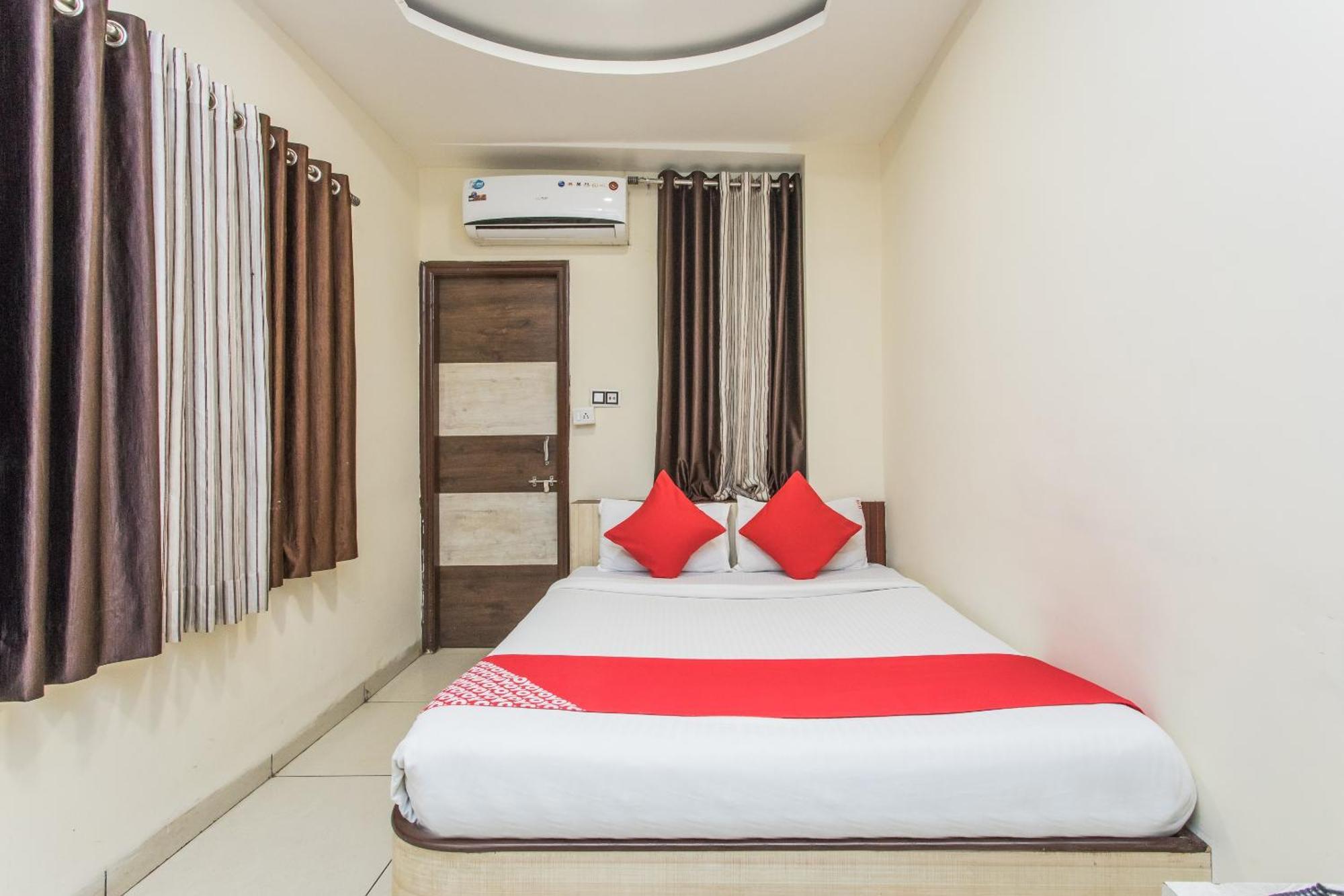 Hotel Mehar Residency Индор Екстериор снимка