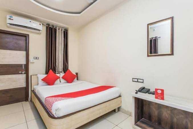 Hotel Mehar Residency Индор Екстериор снимка