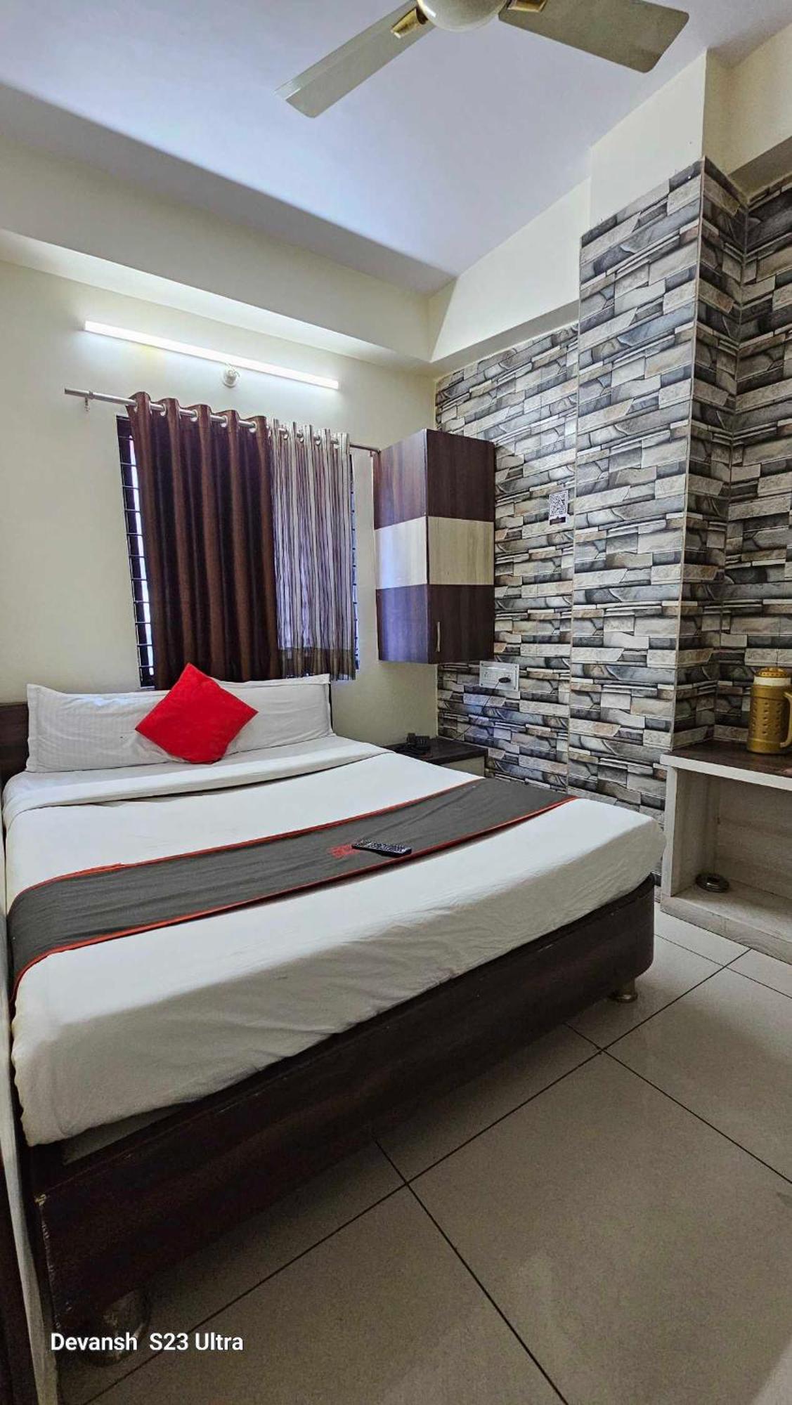 Hotel Mehar Residency Индор Екстериор снимка