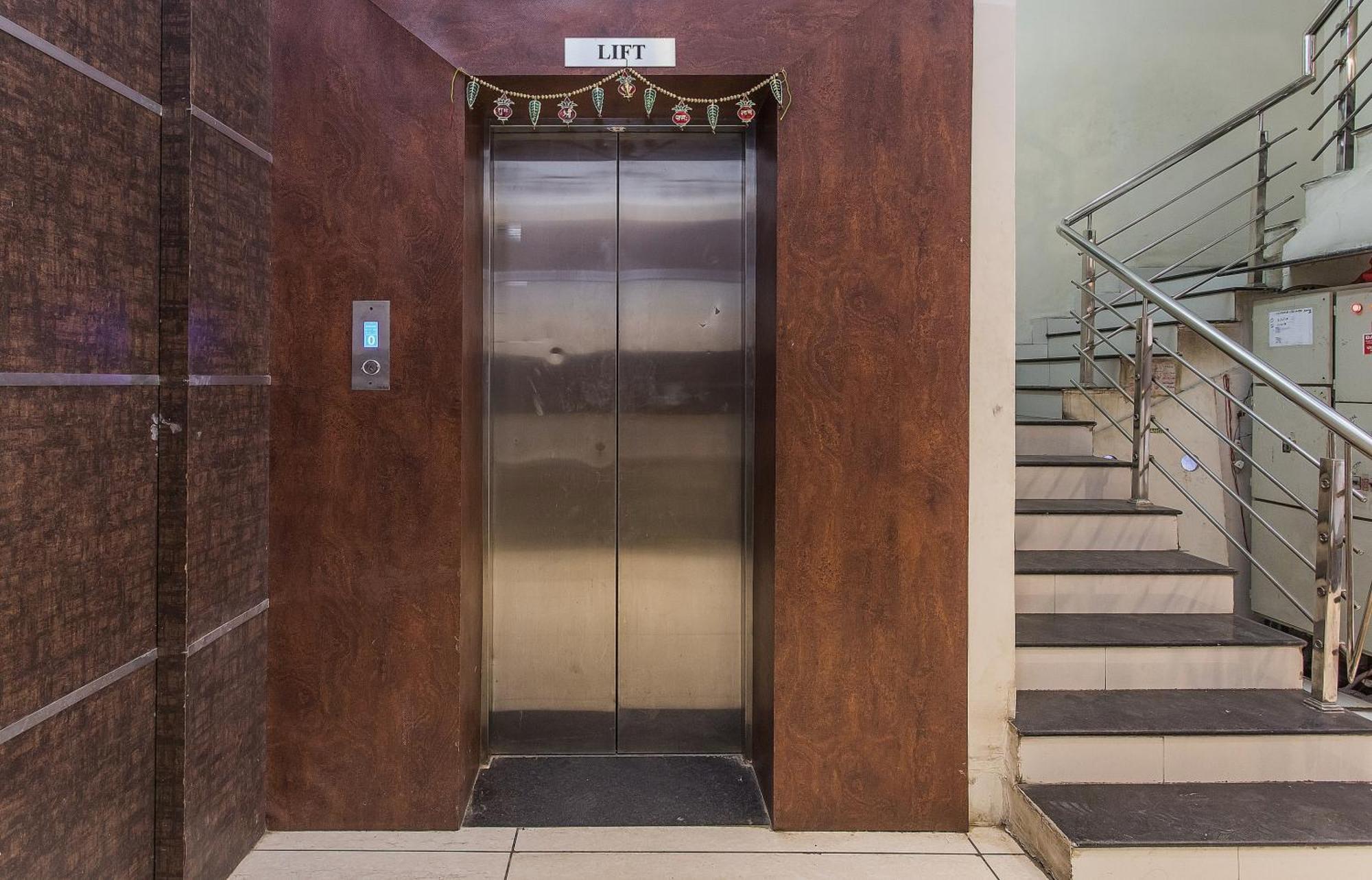Hotel Mehar Residency Индор Екстериор снимка