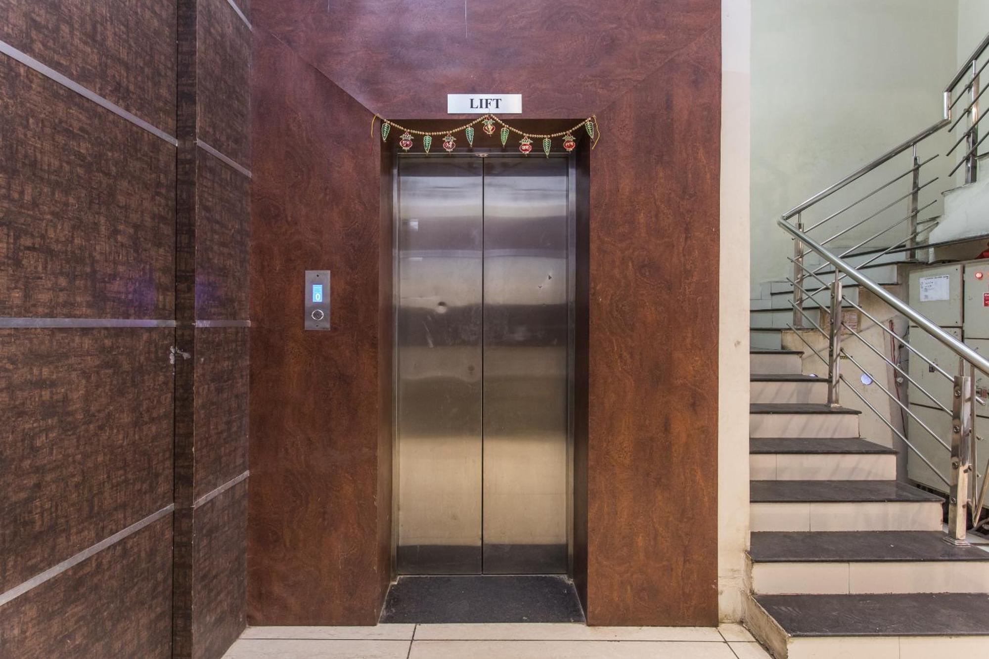 Hotel Mehar Residency Индор Екстериор снимка